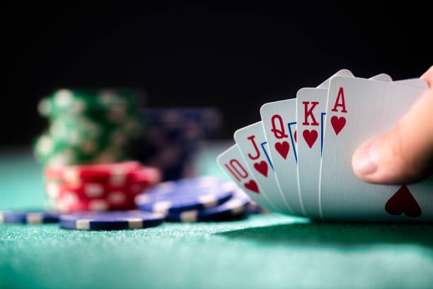 Live dealer and slot game thumbnails available on qqindah login platform