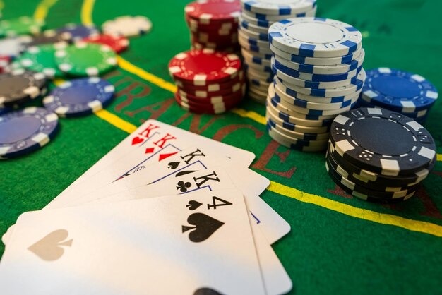 Live dealer blackjack and baccarat tables available on qqindah login platform